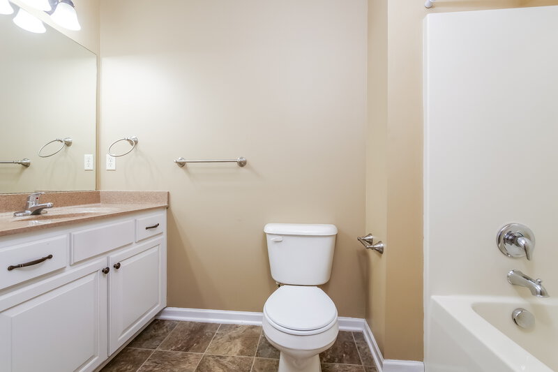 2,140/Mo, 704 Fall Creek Circle Belton, MO 64012 Bathroom View