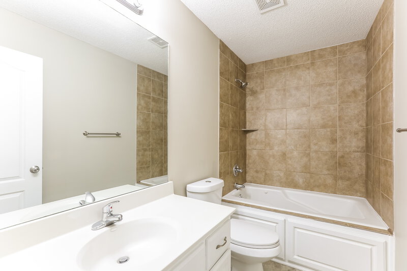 1,815/Mo, 601 Hibiscus Dr Belton, MO 64012 Main Bathroom View