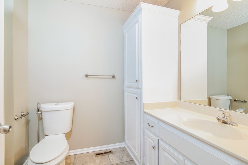 1,815/Mo, 601 Hibiscus Dr Belton, MO 64012 Bathroom View