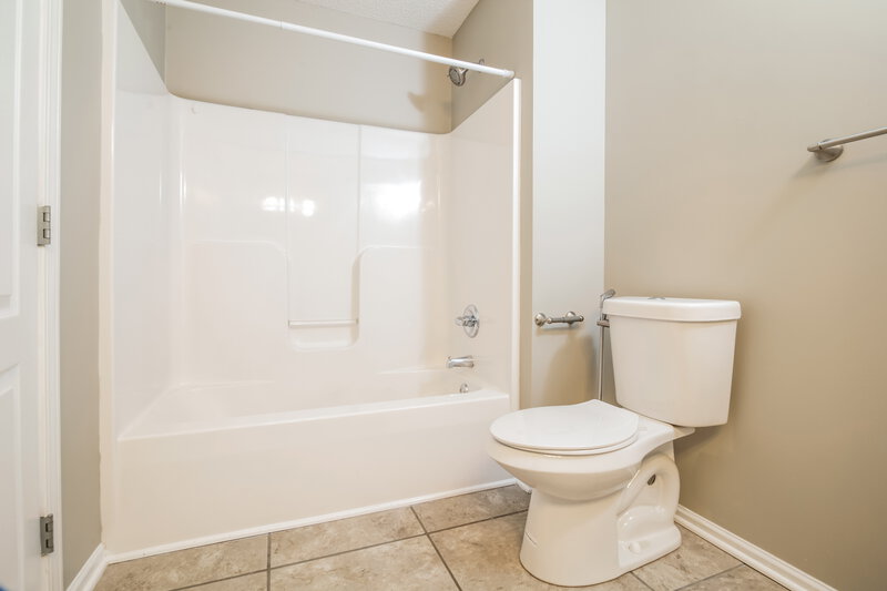 1,815/Mo, 601 Hibiscus Dr Belton, MO 64012 Bathroom View 2