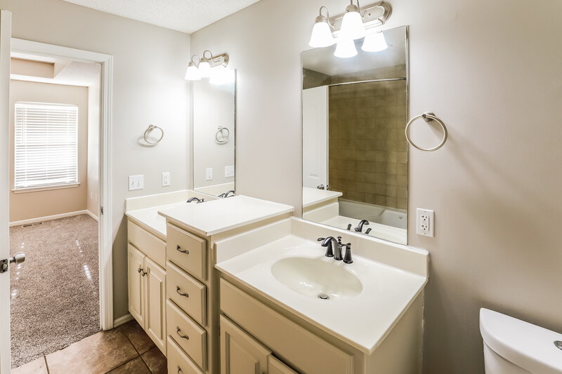 2,140/Mo, 712 Hibiscus CR Belton, MO 64012 Main Bathroom View