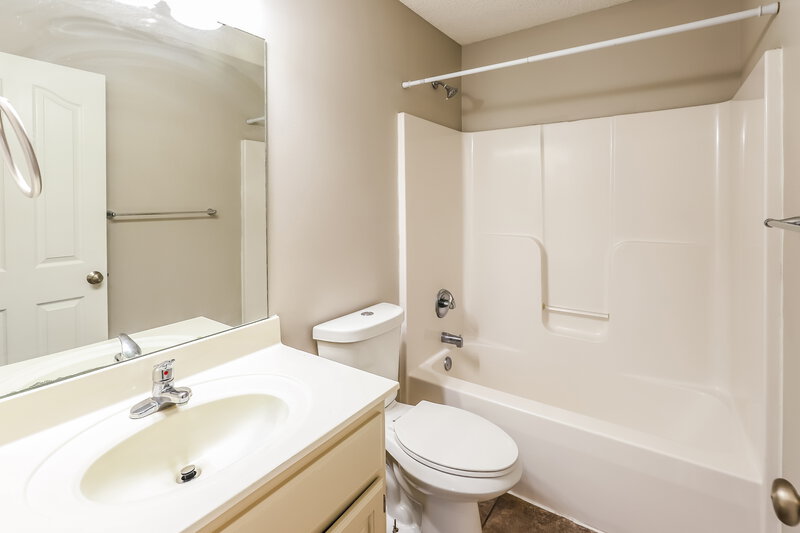 2,140/Mo, 712 Hibiscus CR Belton, MO 64012 Bathroom View