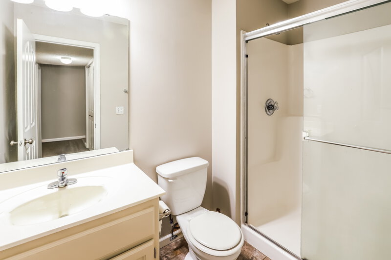 2,140/Mo, 712 Hibiscus CR Belton, MO 64012 Bathroom View 2