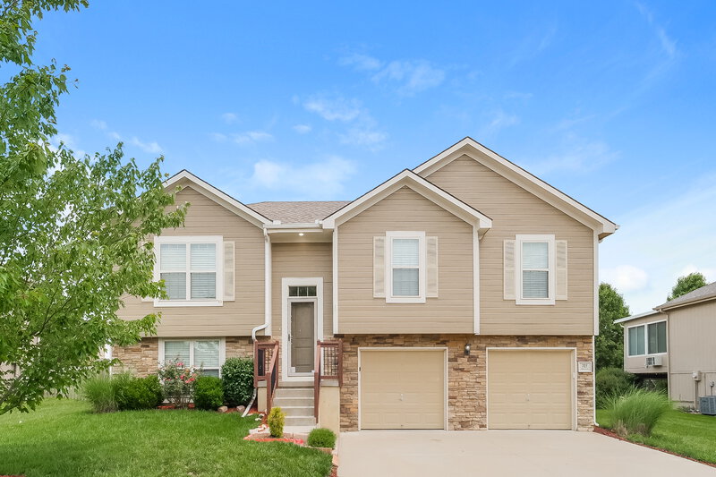 2,320/Mo, 705 Hibiscus CR Belton, MO 64012 External View