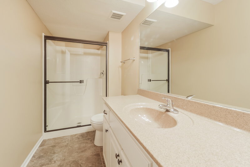 2,320/Mo, 705 Hibiscus CR Belton, MO 64012 Bathroom View