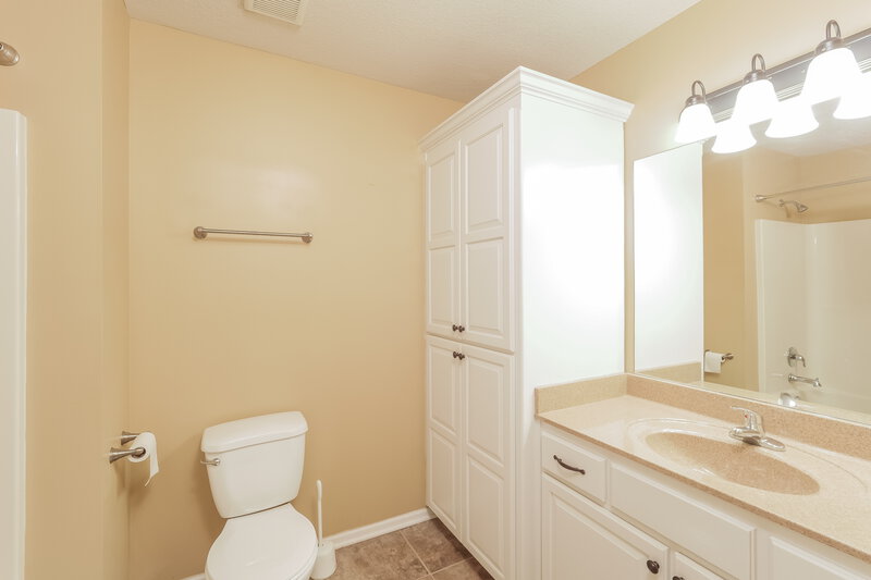 2,320/Mo, 705 Hibiscus CR Belton, MO 64012 Bathroom View 2