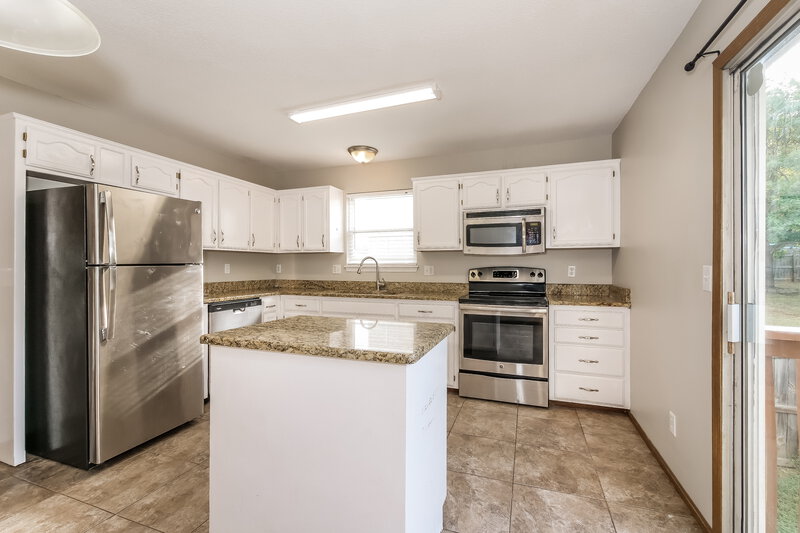 1,740/Mo, 3026 SW Shadow Brook Dr Blue Springs, MO 64015 Kitchen View