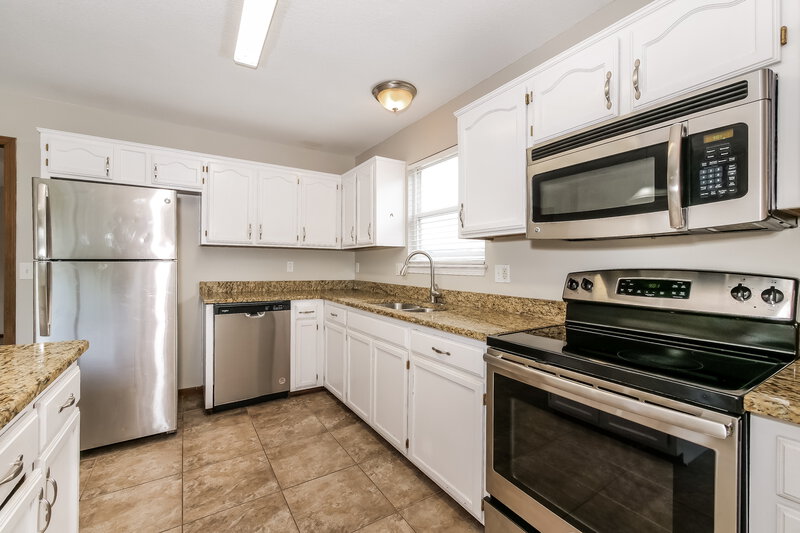 1,740/Mo, 3026 SW Shadow Brook Dr Blue Springs, MO 64015 Kitchen View 2