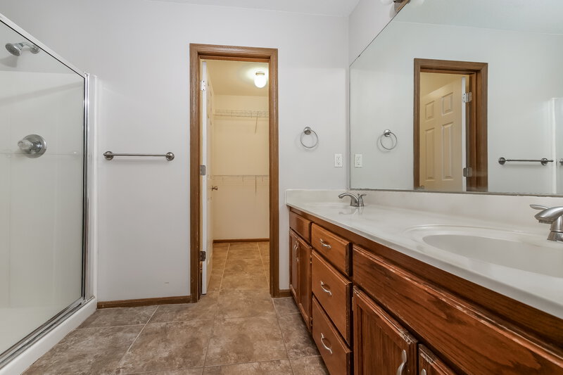 1,740/Mo, 3026 SW Shadow Brook Dr Blue Springs, MO 64015 Main Bathroom View