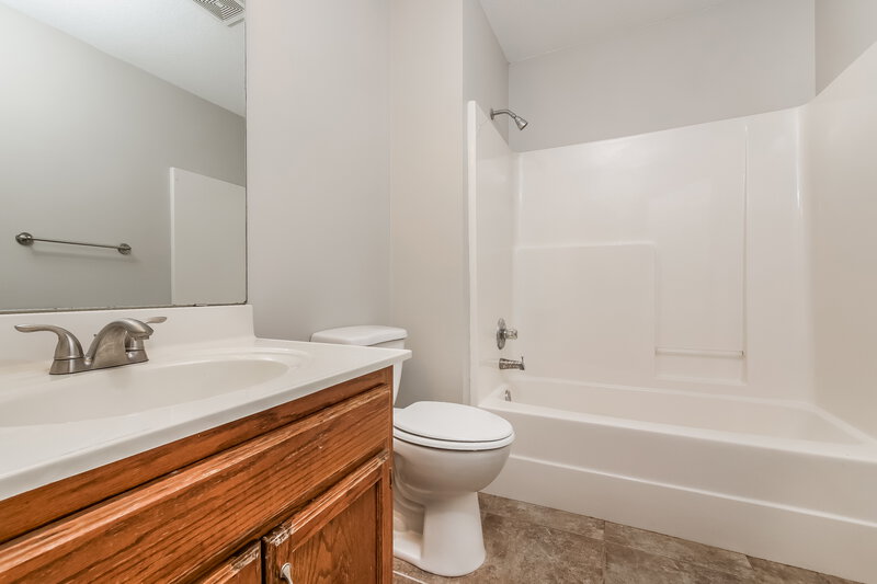 1,740/Mo, 3026 SW Shadow Brook Dr Blue Springs, MO 64015 Bathroom View