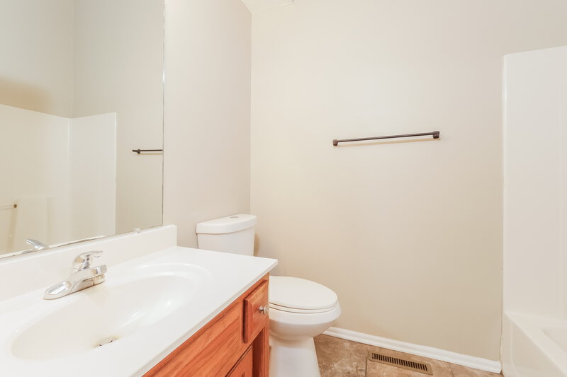 1,965/Mo, 1710 Cody Dr Raymore, MO 64083 Main Bathroom View