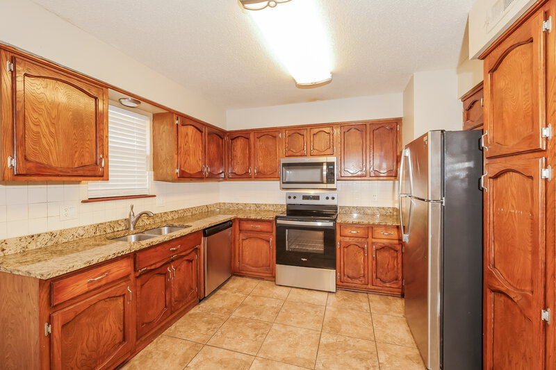 1,875/Mo, 2032 NE Patterson Dr Lees Summit, MO 64086 Kitchen View