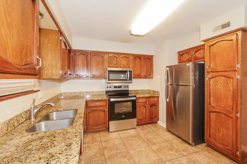 1,875/Mo, 2032 NE Patterson Dr Lees Summit, MO 64086 Kitchen View 2