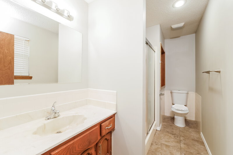 1,875/Mo, 2032 NE Patterson Dr Lees Summit, MO 64086 Main Bathroom View