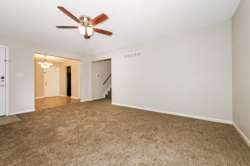 2,680/Mo, 1304 NE Ridgeview Dr Lees Summit, MO 64086 Living Room View 2