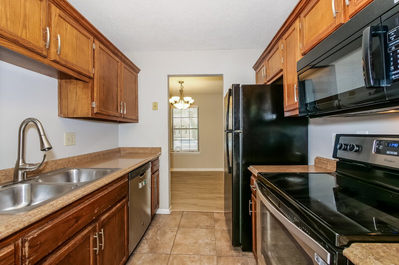 2,680/Mo, 1304 NE Ridgeview Dr Lees Summit, MO 64086 Kitchen View