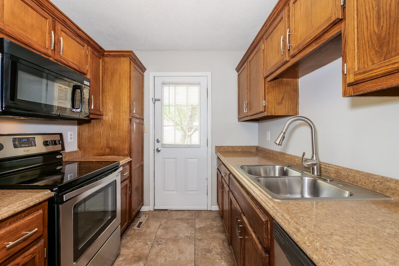 2,680/Mo, 1304 NE Ridgeview Dr Lees Summit, MO 64086 Kitchen View 2