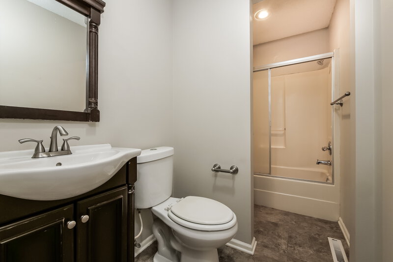 2,680/Mo, 1304 NE Ridgeview Dr Lees Summit, MO 64086 Main Bathroom View