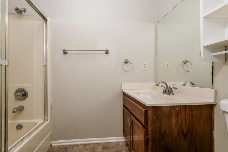 2,680/Mo, 1304 NE Ridgeview Dr Lees Summit, MO 64086 Bathroom View