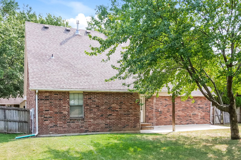 2,680/Mo, 1304 NE Ridgeview Dr Lees Summit, MO 64086 Rear View 2