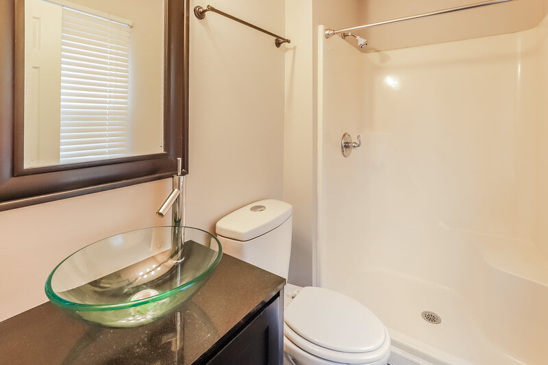 1,765/Mo, 902 Ridge Dr Belton, MO 64012 Main Bathroom View