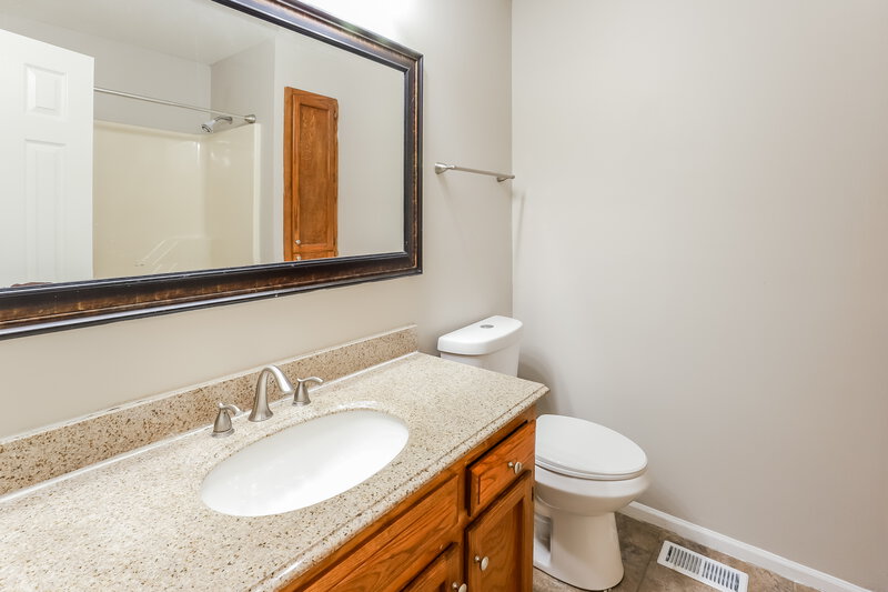 1,765/Mo, 902 Ridge Dr Belton, MO 64012 Bathroom View