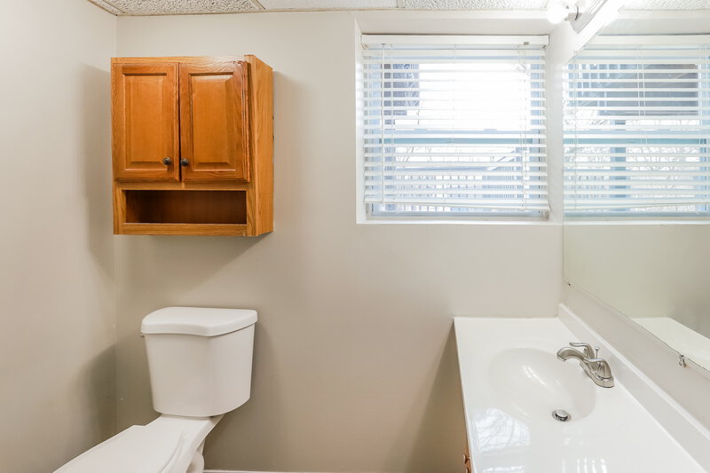 1,765/Mo, 902 Ridge Dr Belton, MO 64012 Bathroom View 2