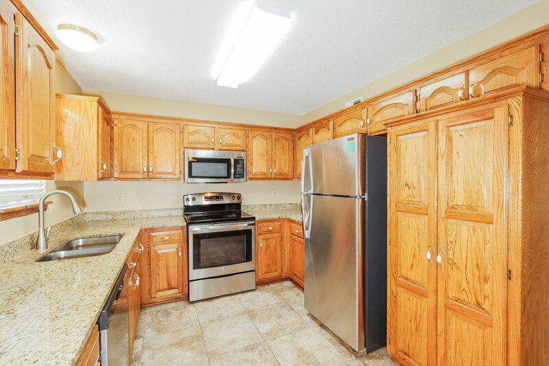 1,800/Mo, 17407 Cerrito Dr Belton, MO 64012 Kitchen View