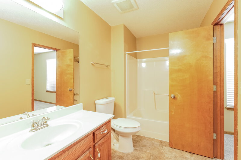 1,800/Mo, 17407 Cerrito Dr Belton, MO 64012 Main Bathroom View
