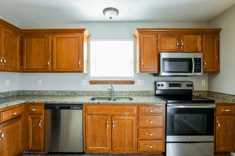 2,500/Mo, 1100 N Ponca Dr Independence, MO 64056 Kitchen View