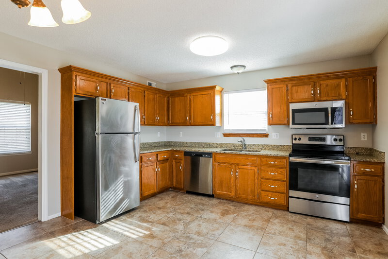 2,500/Mo, 1100 N Ponca Dr Independence, MO 64056 Kitchen View 2