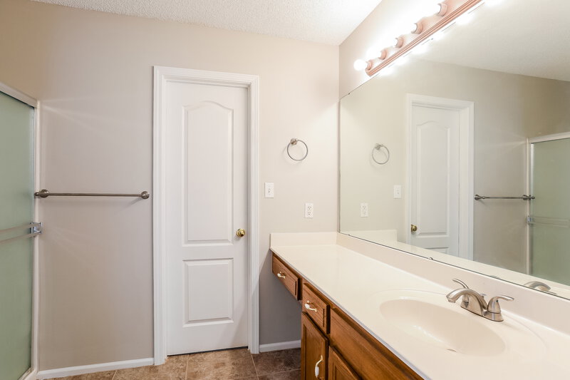 2,500/Mo, 1100 N Ponca Dr Independence, MO 64056 Main Bathroom View