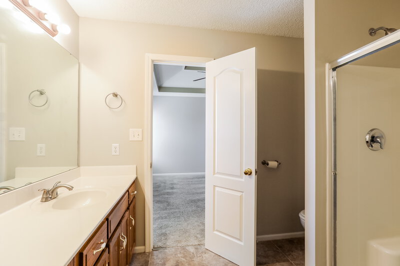 2,500/Mo, 1100 N Ponca Dr Independence, MO 64056 Bathroom View
