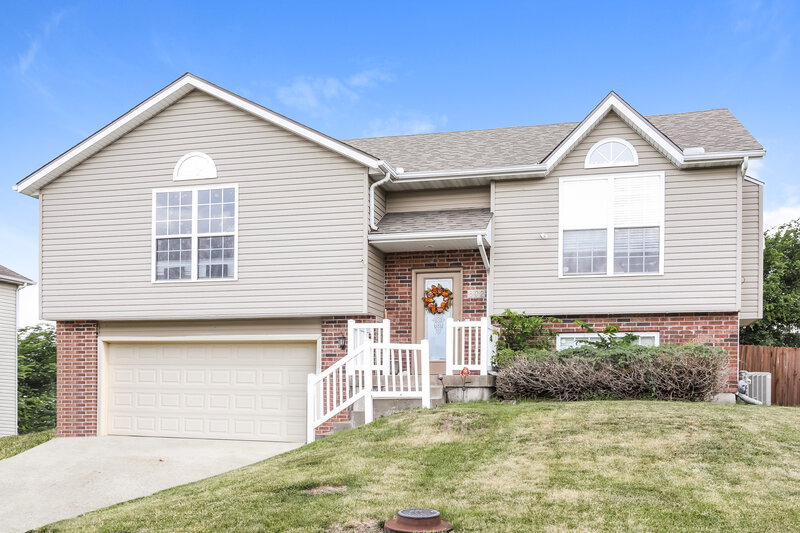 1,895/Mo, 802 Derby St Raymore, MO 64083 External View