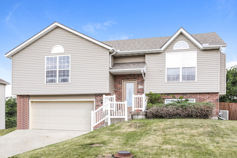 2,350/Mo, 802 Derby St Raymore, MO 64083 External View