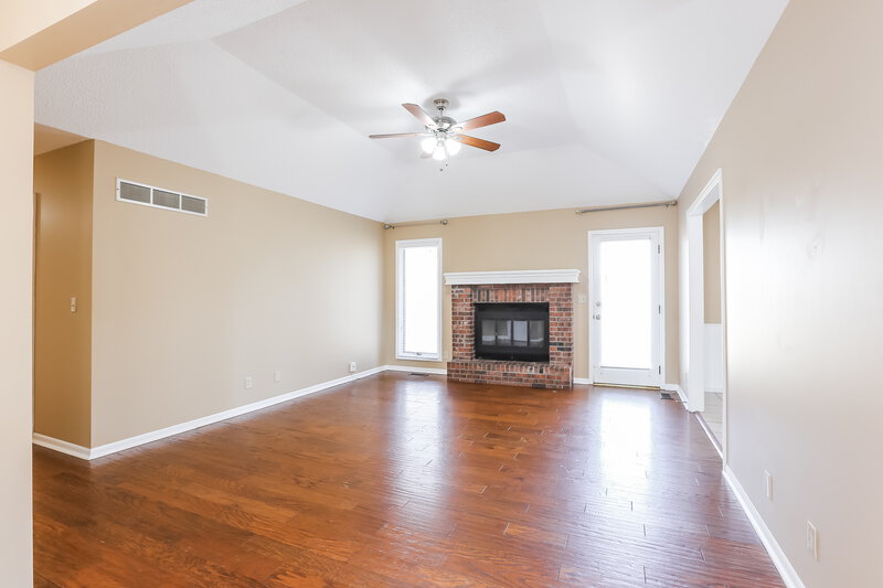 1,720/Mo, 1104 NE Mulberry St Lees Summit, MO 64086 Living Room View 3