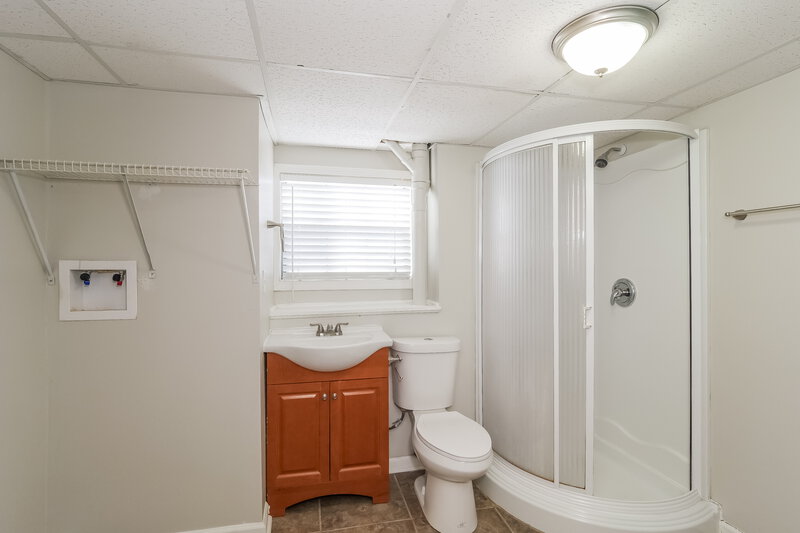 1,760/Mo, 101 E Pacific Dr Belton, MO 64012 Bathroom View