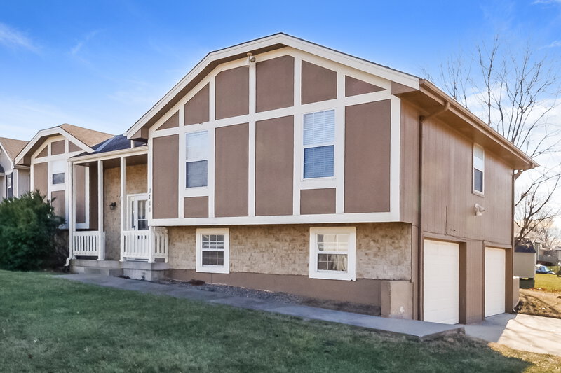 1,755/Mo, 1711 Roberta Dr Raymore, MO 64083 Front View