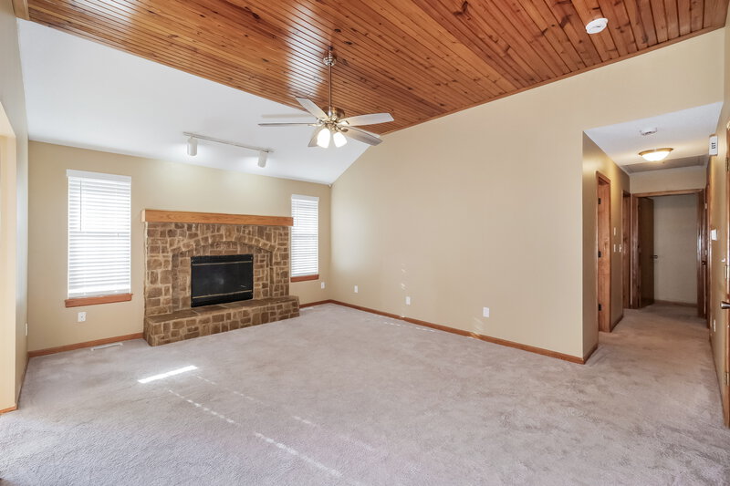 1,755/Mo, 1711 Roberta Dr Raymore, MO 64083 Living Room View