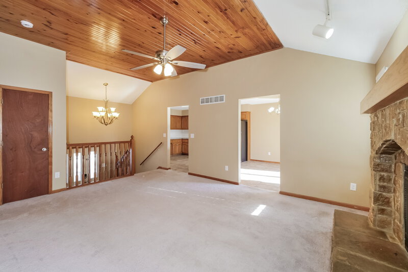 1,755/Mo, 1711 Roberta Dr Raymore, MO 64083 Living Room View 3