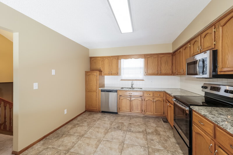 1,755/Mo, 1711 Roberta Dr Raymore, MO 64083 Kitchen View 2