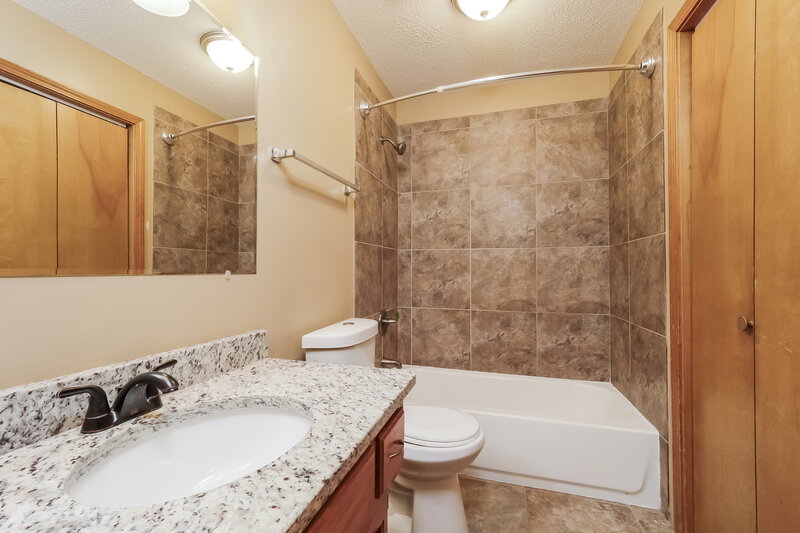 1,755/Mo, 1711 Roberta Dr Raymore, MO 64083 Main Bathroom View