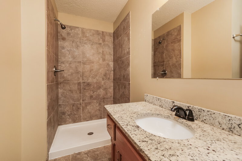 1,755/Mo, 1711 Roberta Dr Raymore, MO 64083 Bathroom View