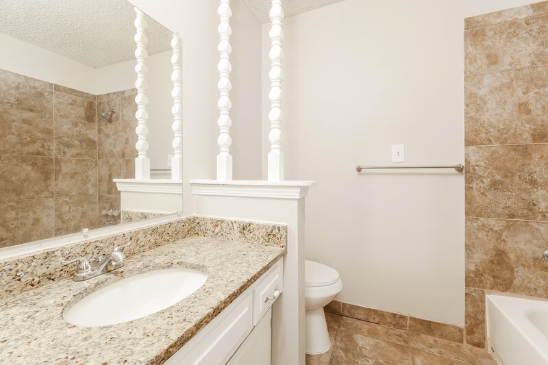 1,745/Mo, 2205 NW 65th St Kansas City, MO 64151 Main Bathroom View