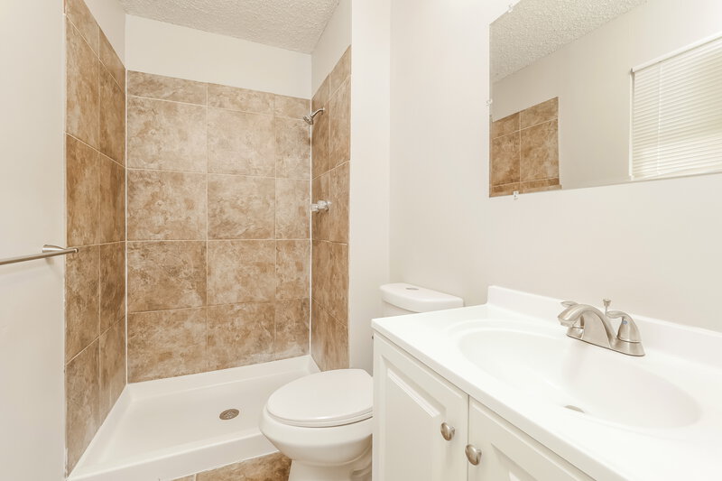 1,745/Mo, 2205 NW 65th St Kansas City, MO 64151 Bathroom View