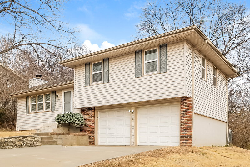 1,585/Mo, 5011 N Woodridge Dr Kansas City, MO 64151 Front View
