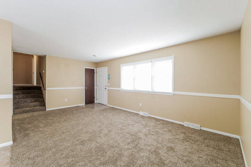 1,585/Mo, 5011 N Woodridge Dr Kansas City, MO 64151 Living Room View 3