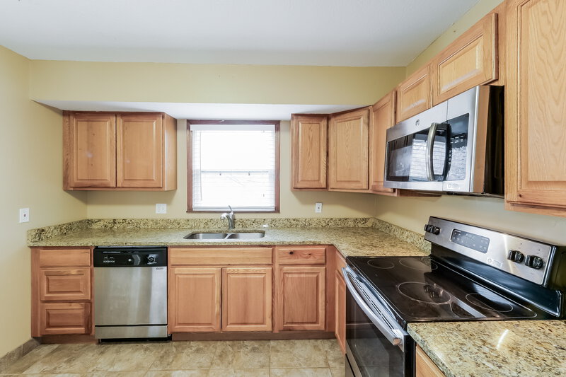 1,585/Mo, 5011 N Woodridge Dr Kansas City, MO 64151 Kitchen View