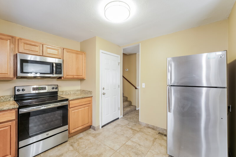 1,585/Mo, 5011 N Woodridge Dr Kansas City, MO 64151 Kitchen View 2