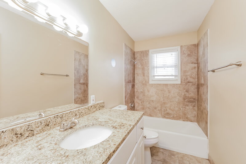 1,585/Mo, 5011 N Woodridge Dr Kansas City, MO 64151 Bathroom View